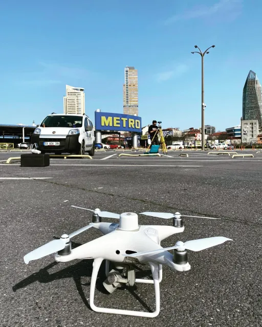Dron RTK en el estudio solar de una tienda Metro