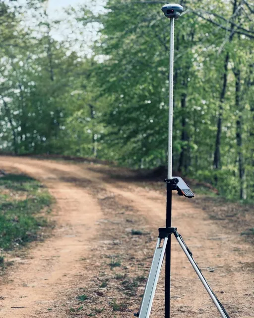 Medición GNSS con trípode en un camino forestal