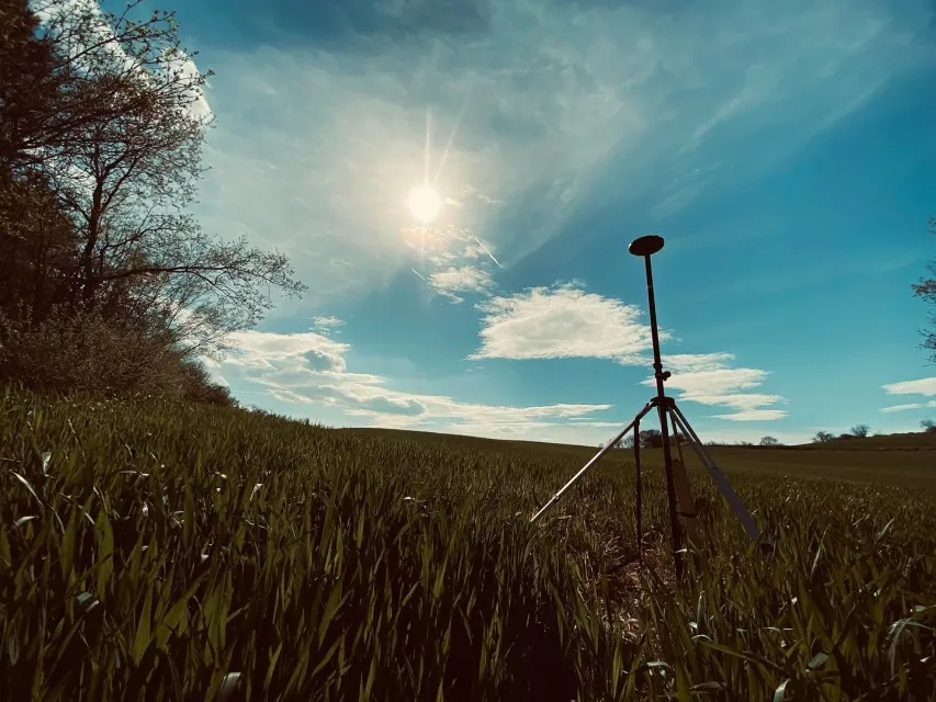 Medición de un punto de control con receptor GNSS en un campo de trigo
