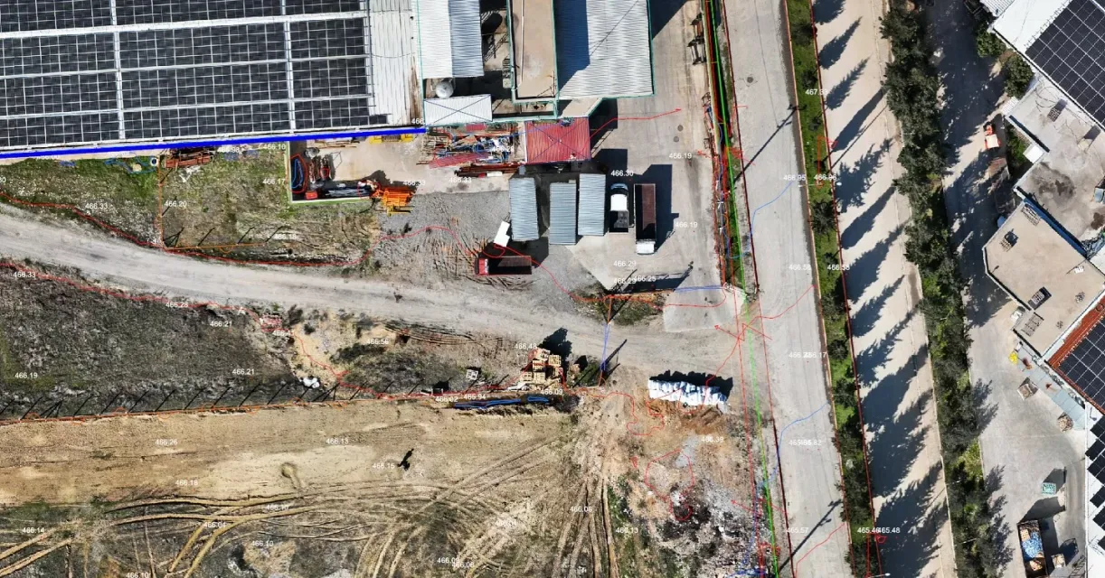 Vista aérea de una zona industrial con paneles solares y una obra